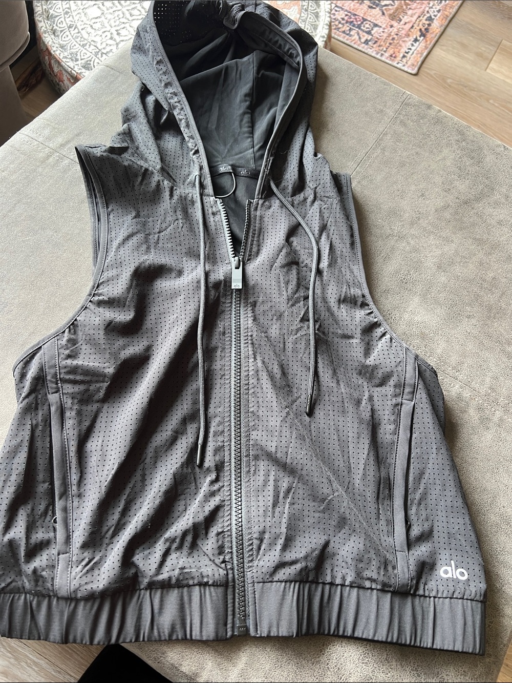 NEW! WMNS. Alo Perforated Sleeveless Hoodie Vest with hood. Blk. XS. Crop.